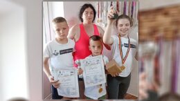 o-mama,-nascuta-fara-maini,-lupta-pentru-viitorul-copilului-sau-familia-incearca-sa-stranga-8.800-de-lei-pentru-un-aparat-auditiv,-necesar-celui-mai-mic-dintre-cei-trei-copii