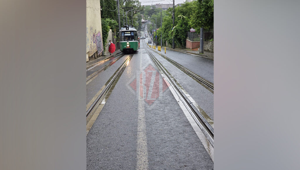 un-tramvai-a-ramas-blocat-in-panta-intre-statii.-calatorii-au-fost-nevoiti-sa-coboare