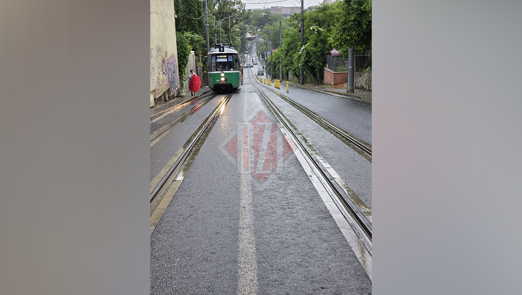 un-tramvai-a-ramas-blocat-in-panta-intre-statii.-calatorii-au-fost-nevoiti-sa-coboare