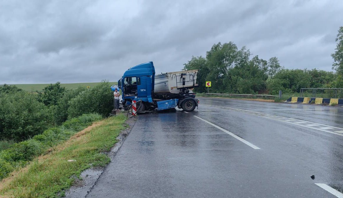 accident-pe-dn-28,-la-limita-judetului-iasi-cu-strunga.-un-tir-a-fost-implicat