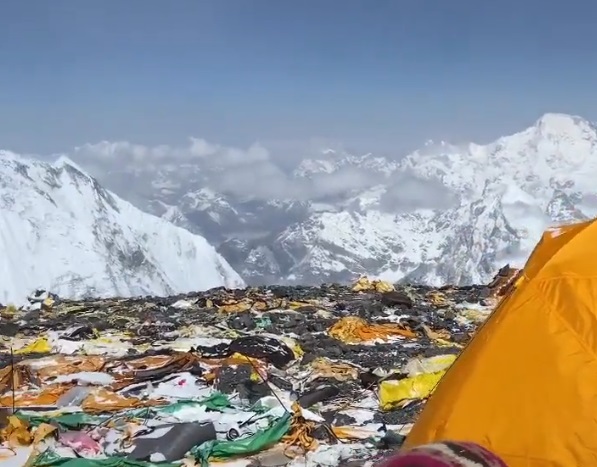 o-avalansa-l-a-salvat-pe-everest:-ghidul-nepalez-crezut-mort-a-povestit-cum-a-supravietuit-sase-zile-pe-munte