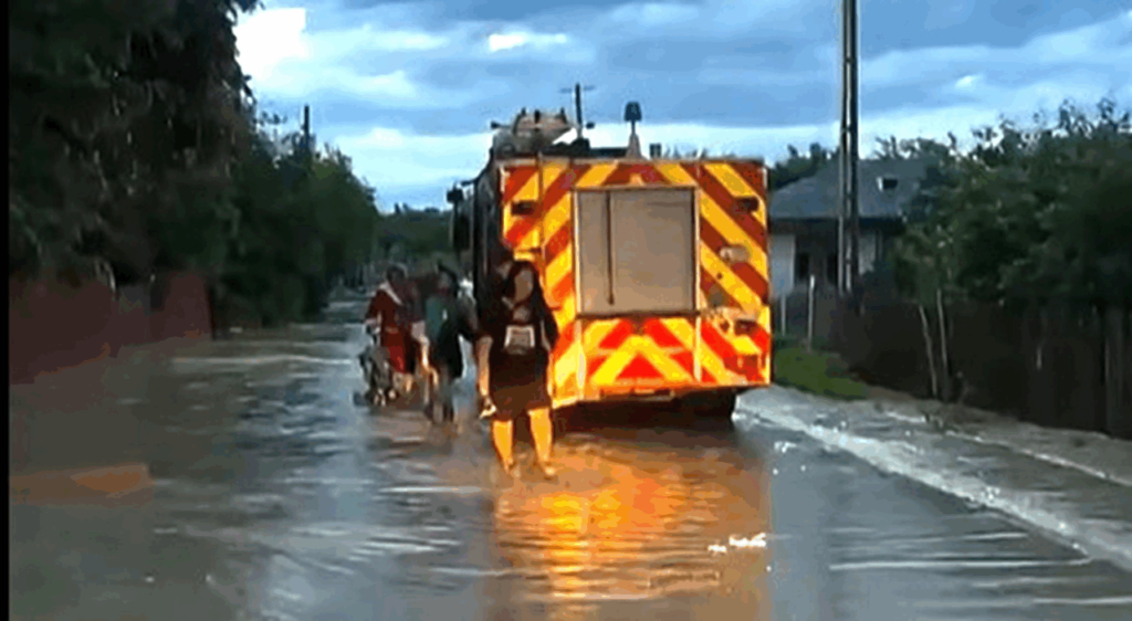 zeci-de-persoane-evacuate-in-vrancea-din-cauza-inundatiilor.-ce-adancime-are-apa-in-curti-si-in-case
