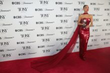 una-dintre-cele-mai-extravagante-editii-ale-premiilor-tony:-musicaluri-excentrice-si-reveniri-legendare-pe-broadway