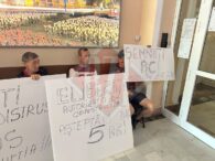 protest-in-fata-primariei-iasi!-dezvoltatorul-imobiliar-lucian-caras-cere-demisia-denisei-ionascu-si-a-lui-mihai-chirica