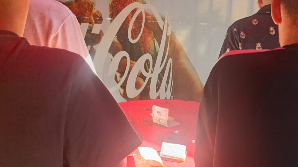 patru-elevi-din-iasi,-prinsi-de-politisti-in-timp-ce-jucau-barbut-pe-bani!-tinerii-chiuleau-de-la-ore