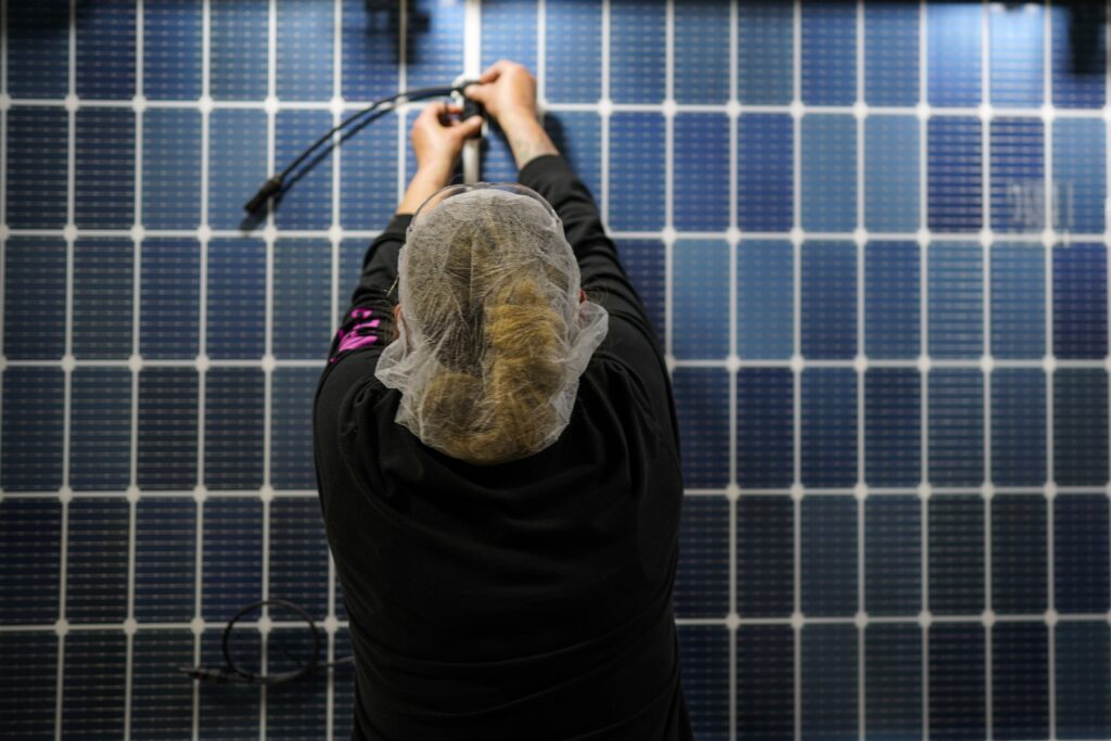 premiera-in-sua:-energia-solara-a-depasit-carbunele,-in-ciuda-sprijinului-acordat-de-trump-industriei-miniere