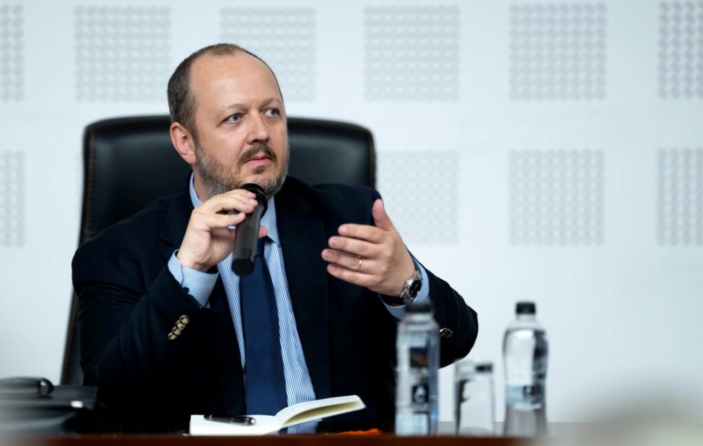 papahagi:-nu-e-liberal-ce-a-facut-bolojan,-e-usor-sa-cresti-taxe.-ce-face-nicusor-dan-e-patriotic