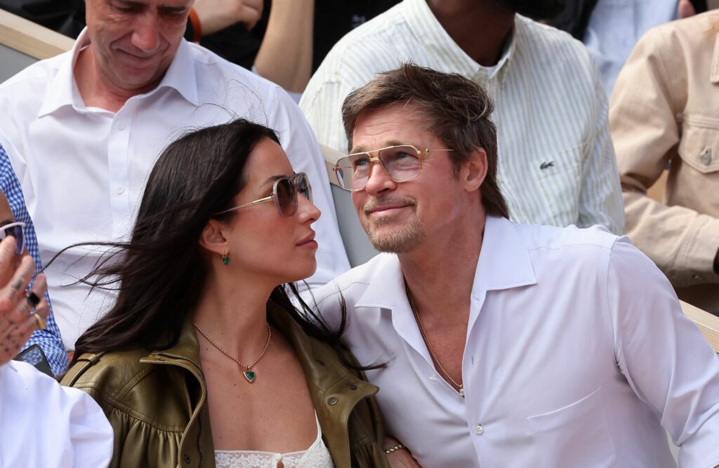 trendul-ingenios-ce-ascunde-imbatranirea,-popular-in-randul-vedetelor.-brad-pitt-s-a-alaturat-tendintelor