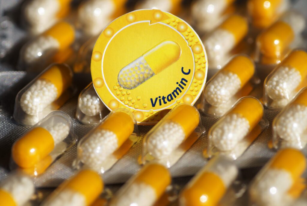 vitamina-c-ataca-cancerul?-teoria-ridiculizata-a-unui-laureat-nobel-revine-in-atentia-cercetatorilor