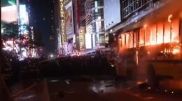 manhattan,-in-flacari-dupa-succesul-echipei-knicks:-un-autobuz-al-cupei-mondiale-a-fost-incendiat
