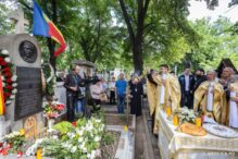 parastas-pentru-mihai-eminescu,-oficiat-de-un-sobor-de-preoti-in-cimitirul-bellu