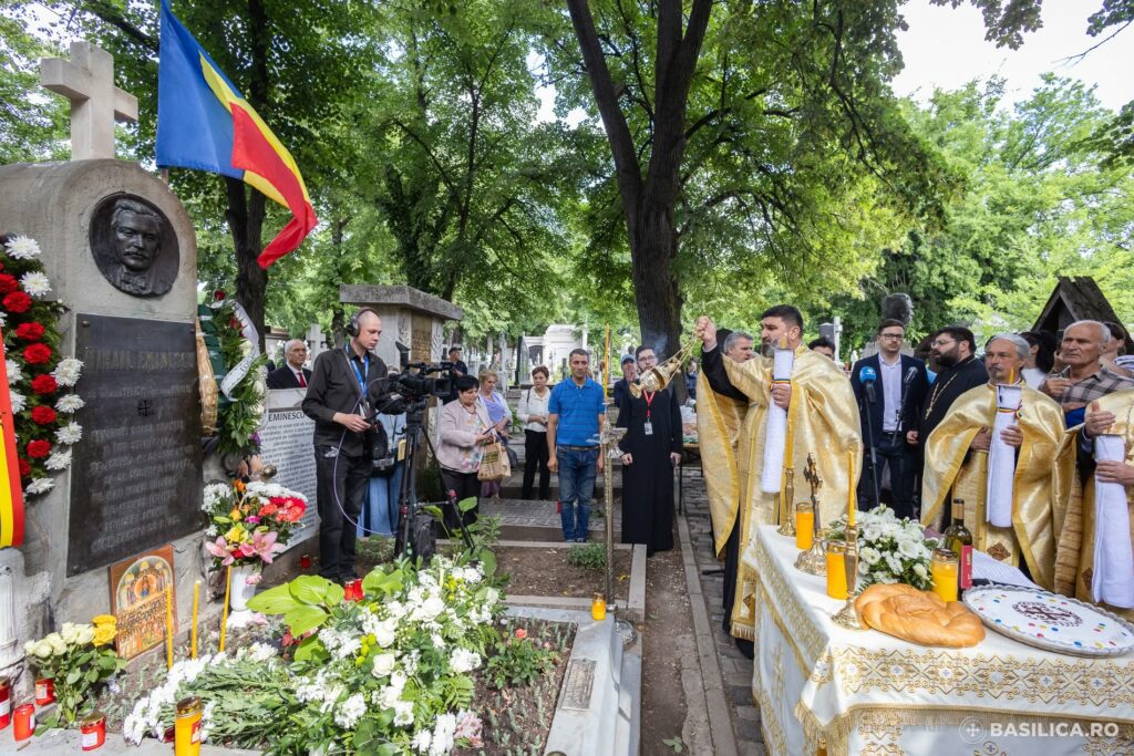 parastas-pentru-mihai-eminescu,-oficiat-de-un-sobor-de-preoti-in-cimitirul-bellu