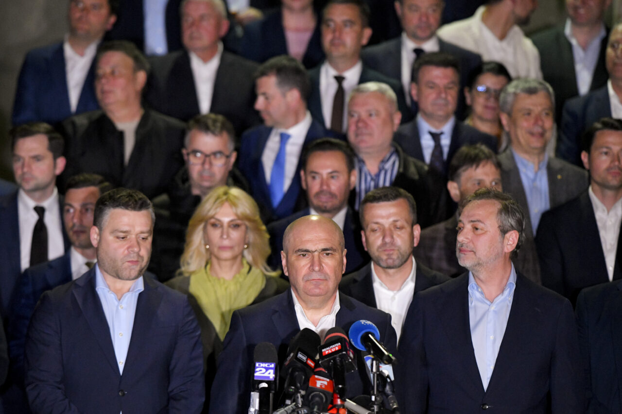 foc-incrucisat-in-sedinta-pnl-thuma-a-fost-atacat-ca-vrea-sa-vanda-partidul-motreanu,-ca-surubareste-de-20-de-ani-turcan,-ca-e-singura-care-a-si-rupt-partidul,-cu-stolojan-lui-bolojan-i-s-a-reprosat-ca-i-a-pus-cruce-cu-masurile-economice.-cine-pe-cine