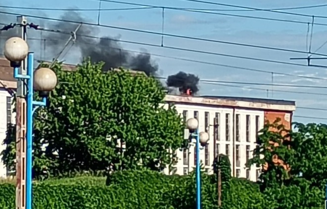incendiu-puternic-la-o-hala-de-reparatii-vagoane-din-pascani-–-update