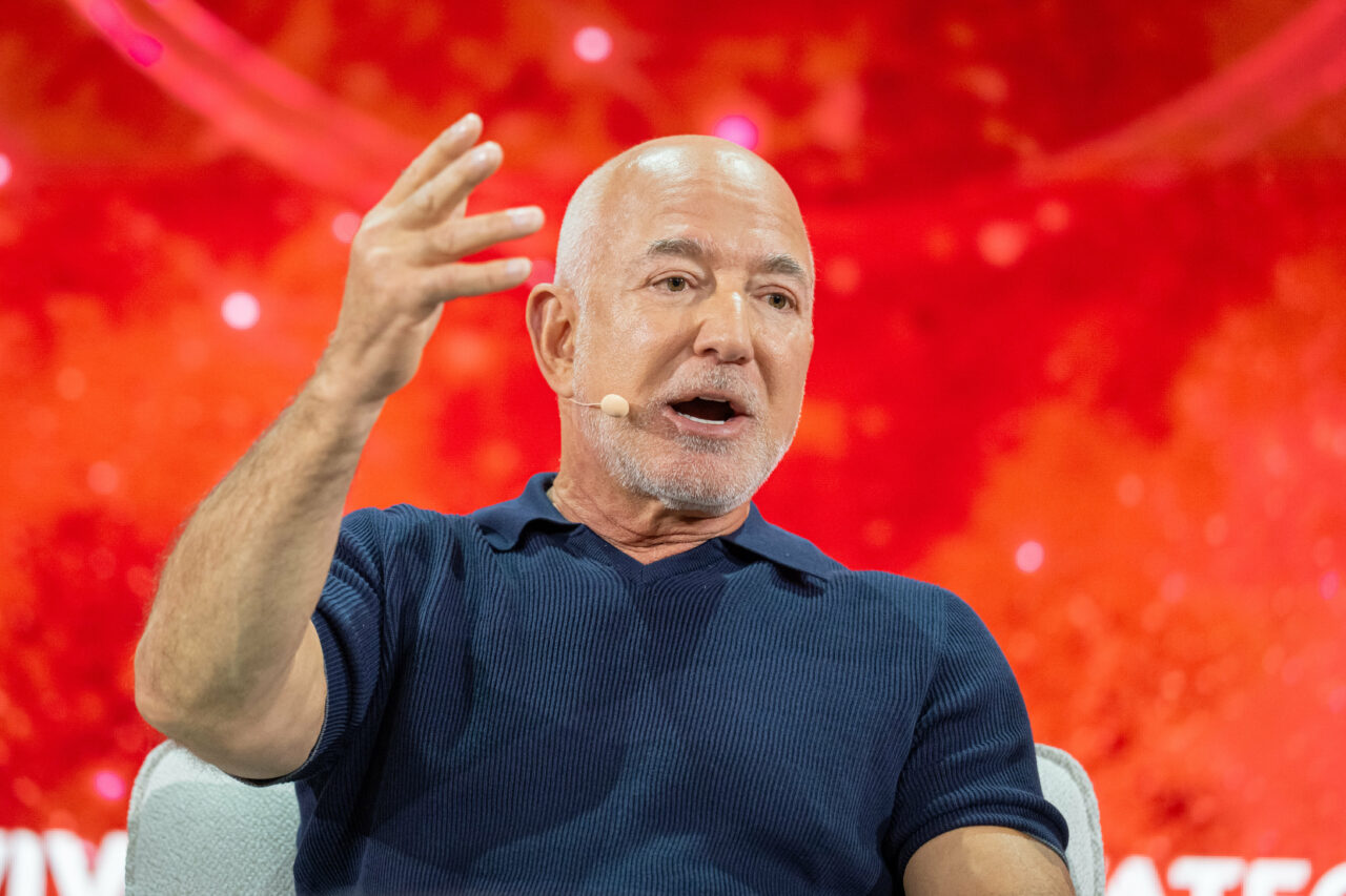 jeff-bezos-preconizeaza-ca-ai-va-duce-la-crearea-mai-multor-locuri-de-munca-decat-la-disparitia-lor:-nivelul-efortului-lucratorilor-umani-va-creste