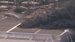incendiu-la-un-depozit-din-los-angeles.-autoritatile-au-emis-o-alerta-pentru-locuitori