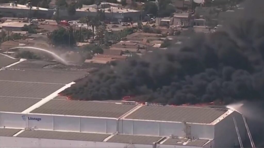 incendiu-la-un-depozit-din-los-angeles.-autoritatile-au-emis-o-alerta-pentru-locuitori
