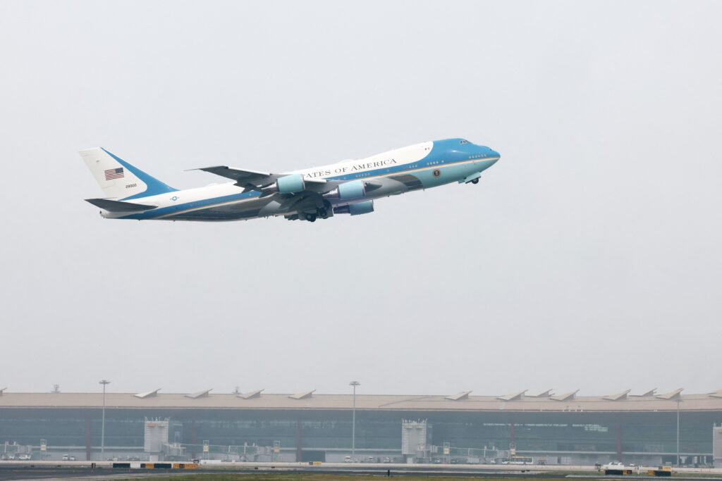 casa-alba-isi-ia-ramas-bun-de-la-avionul-prezidential-air-force-one,-care-este-in-serviciu-de-peste-30-de-ani
