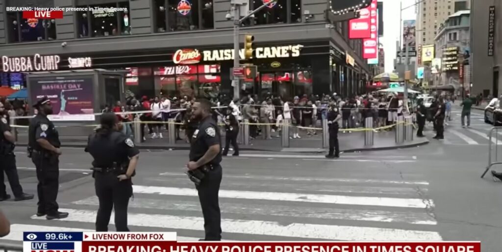 focuri-de-arma-trase-in-times-square,-din-new-york,-la-parada-echipei-knicks,-noua-campioana-din-nba