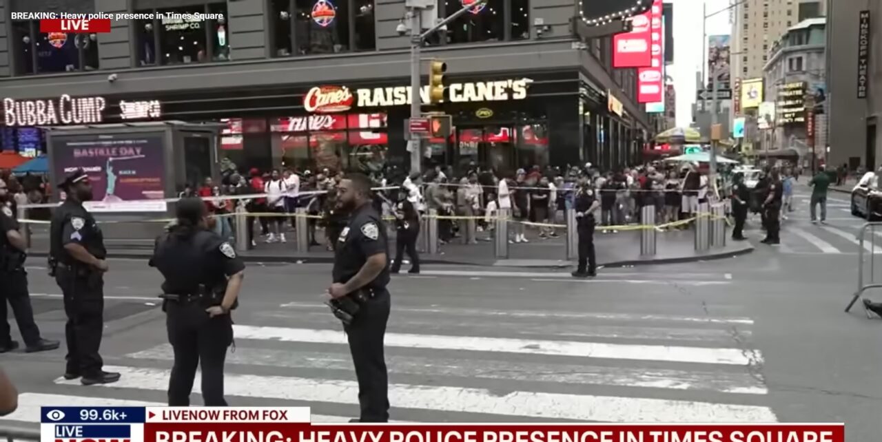 focuri-de-arma-trase-in-times-square,-din-new-york,-la-parada-echipei-knicks,-noua-campioana-din-nba