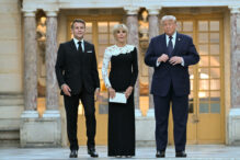 cina-la-versailles:-trump-il-lauda-pe-macron-care-nu-va-mai-fi-mult-timp-prin-preajma