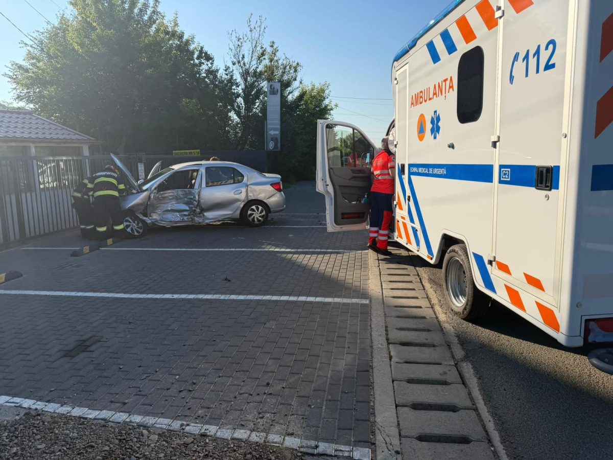 accident-rutier-la-iesirea-din-orasul-harlau-spre-iasi.-au-fost-implicate-o-ambulanta-si-un-autoturism