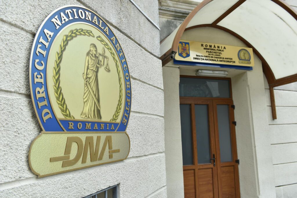 contabila-mae-care-a-platit-salarii-fictive-de-1,6-milioane-de-euro-iubitului-ei-timp-de-16-ani-intra,-buna-voie,-3-ani-si-1-luna-in-puscarie