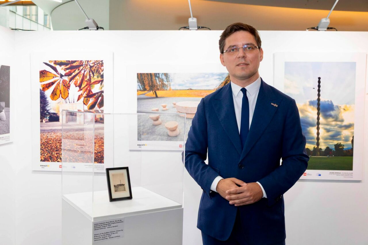 victor-negrescu-a-expus-operele-lui-brancusi-la-parlamentul-european.-participantii-au-calatorit-virtual-pana-la-targu-jiu