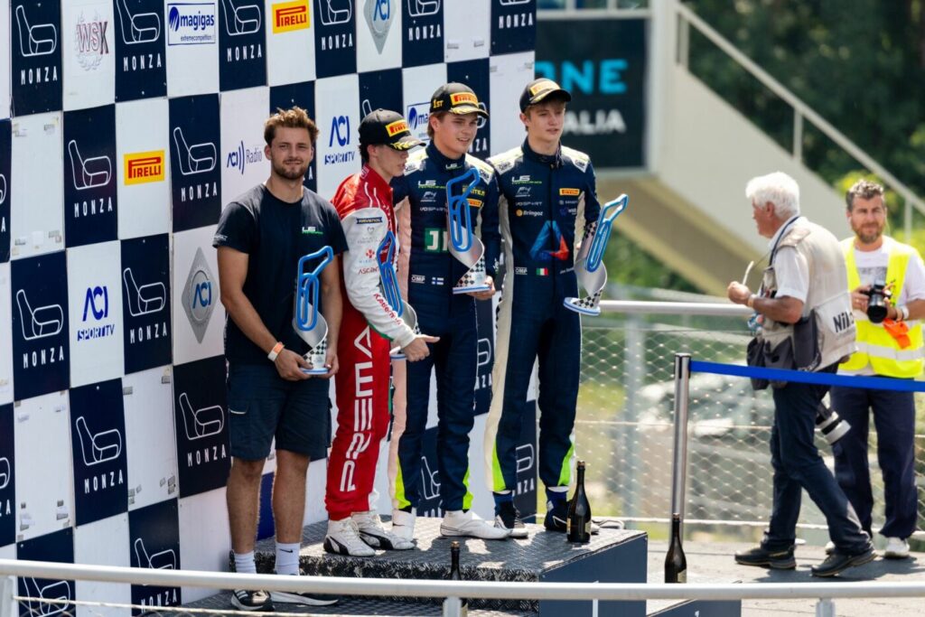 nu-doar-cristi-chivu-face-performanta-in-italia!-un-pilot-bucurestean-se-descurca-de-minune-in-formula-4
