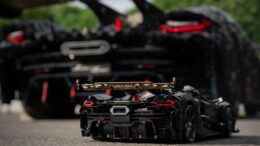 cea-mai-rapida-masina-lego-construita-vreodata:-modelul-lego-technic-koenigsegg-sadairs-spear,-realizat-la-scara-1:1,-a-atins-viteza-de-111-km/h-pe-traseul-de-la-goodwood-festival-of-speed,-pentru-a-marca-lansarea-noului-set-lego-technic