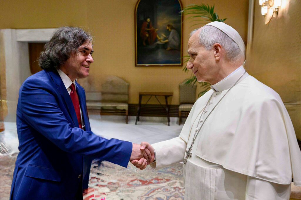 scriitorul-mircea-cartarescu-a-fost-primit-la-vatican-de-papa-leon-al-xiv-lea