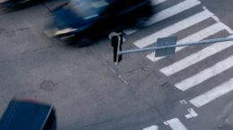 pietonii-prinsi-de-politistii-din-iasi-traversand-neregulamentar-strada-au-fost-sanctionati.-controalele-vor-continua-si-in-perioada-urmatoare