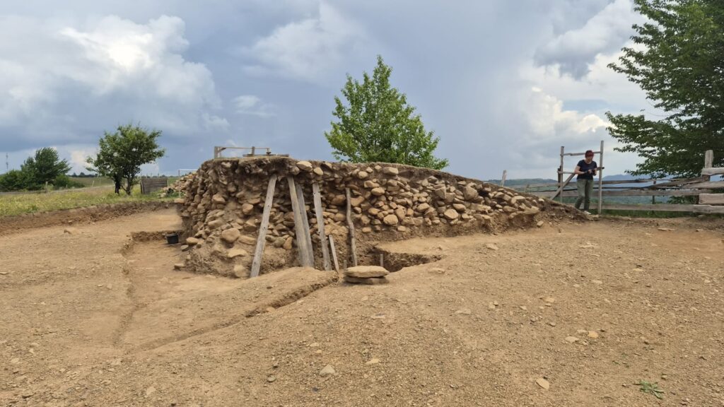 un-tumul-vechi-de-3.500-de-ani,-descoperit-in-vrancea,-va-fi-integrat-in-circuitul-turistic