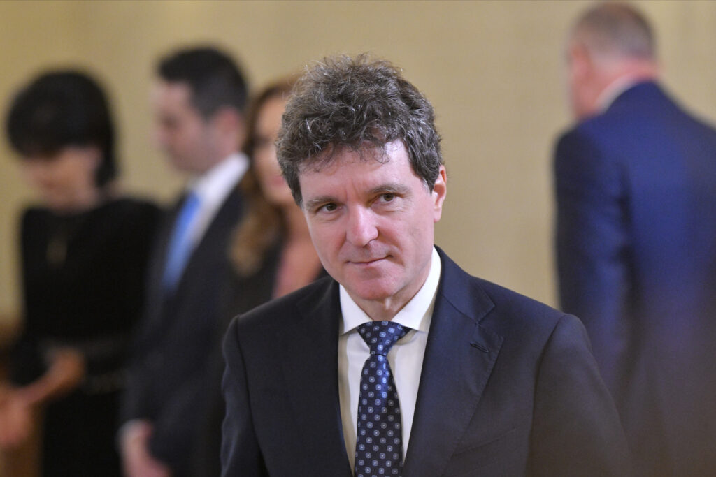 zi-decisiva-pentru-formarea-noului-guvern-liderii-partidelor-se-intalnesc-diseara-cu-nicusor-dan-la-palatul-cotroceni.-siegfried-muresan-si-sorin-grindeanu,-variantele-de-premier
