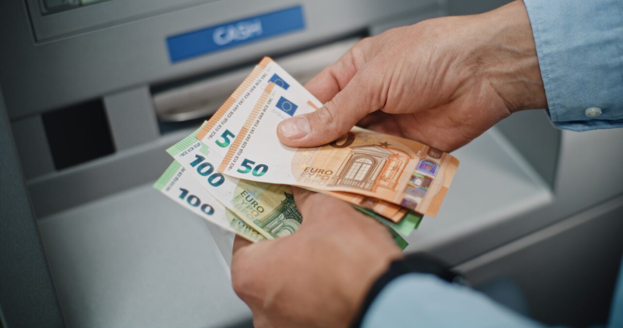 curs-bnr.-leul-ramane-sub-presiune/-euro-creste-in-continuare,-iar-aurul-se-apropie-din-nou-de-600-de-lei-gramul