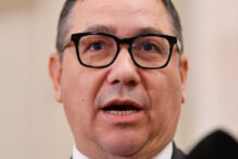 victor-ponta:-asistam-la-inmormantarea-romaniei