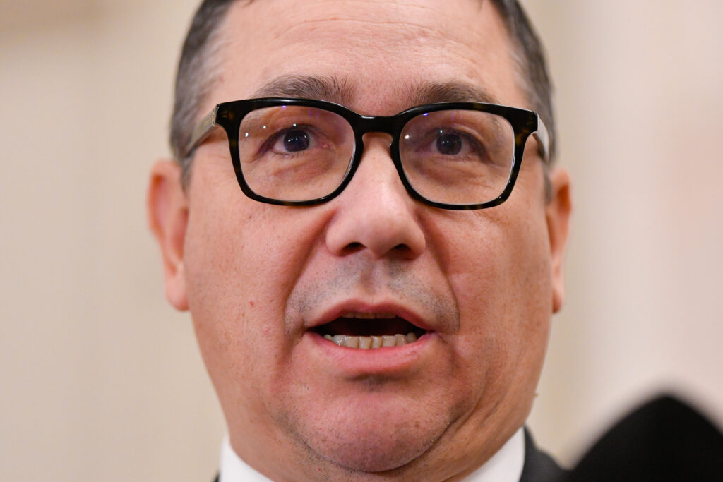 victor-ponta:-asistam-la-inmormantarea-romaniei