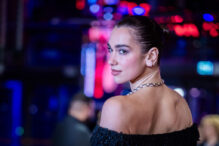dua-lipa-isi-deschide-o-biblioteca-de-carti-cenzurate-intr-o-librarie-celebra-din-portugalia