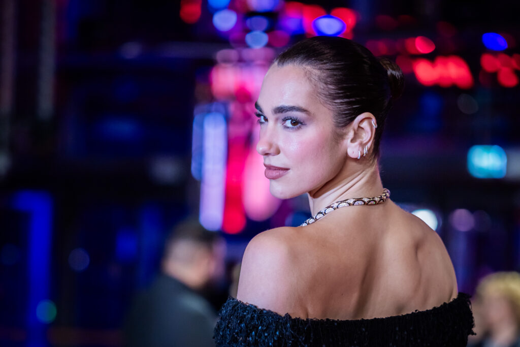 dua-lipa-isi-deschide-o-biblioteca-de-carti-cenzurate-intr-o-librarie-celebra-din-portugalia