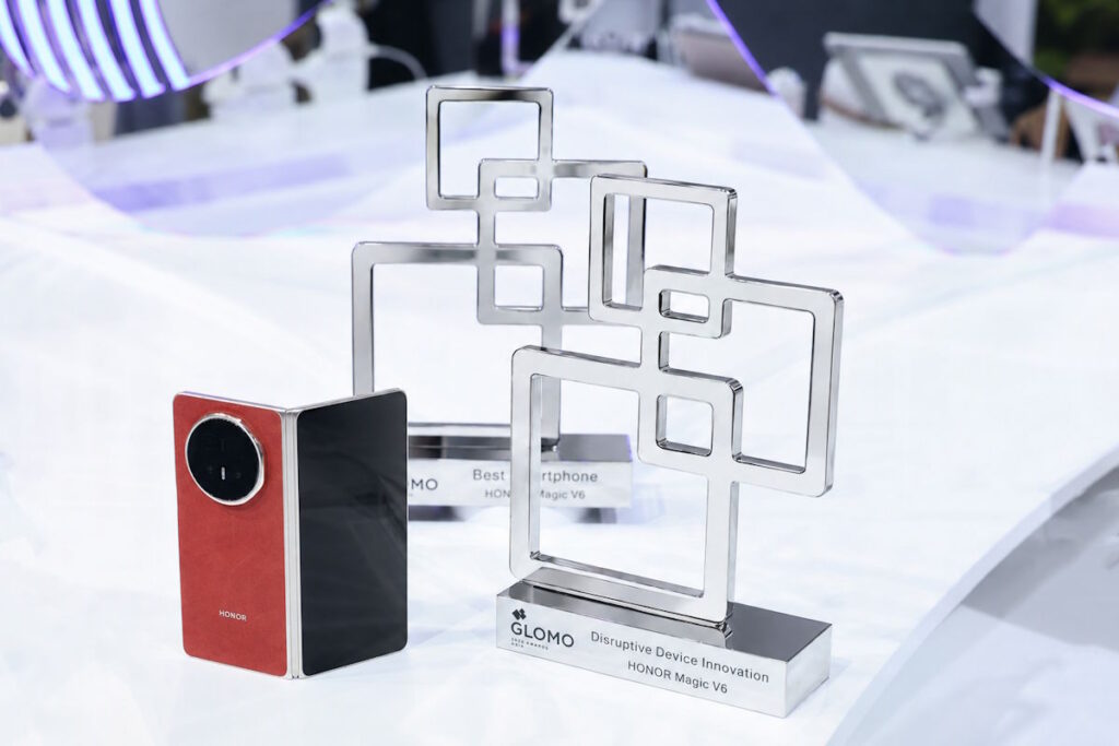 honor-magic-v6-castiga-premiile-best-smartphone-in-asia-si-disruptive-device-innovation-la-mwc-shanghai-2026