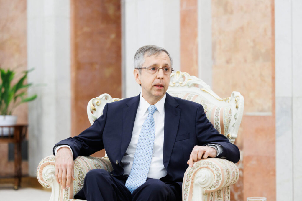video-exclusiv-|-ambasadorul-argentinei-in-romania,-alejandro-poffo:-micii-si-sarmalele-m-au-cucerit