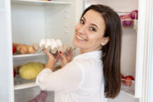 de-ce-nu-ar-trebui-sa-pui-cutia-cu-oua-direct-in-frigider.-riscul-despre-care-avertizeaza-specialistii