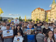 sute-de-oameni-protesteaza-la-oradea-pentru-sustinerea-lui-viorel-pasca,-patronul-azilelor-groazei-din-bihor:-diicot,-rusine!