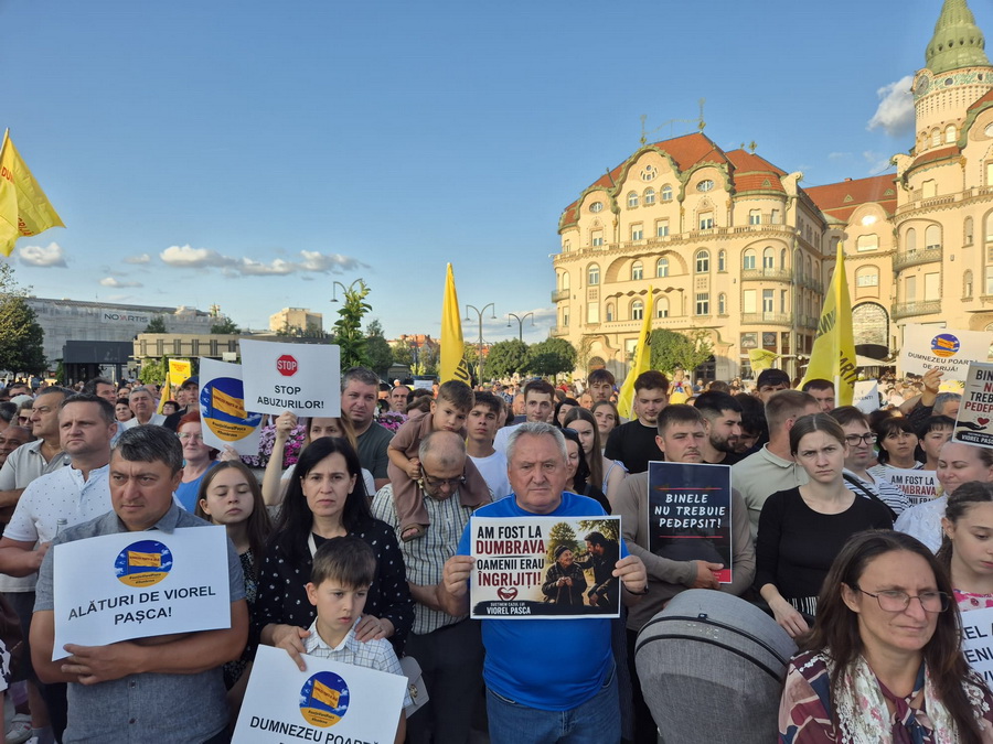 sute-de-oameni-protesteaza-la-oradea-pentru-sustinerea-lui-viorel-pasca,-patronul-azilelor-groazei-din-bihor:-diicot,-rusine!