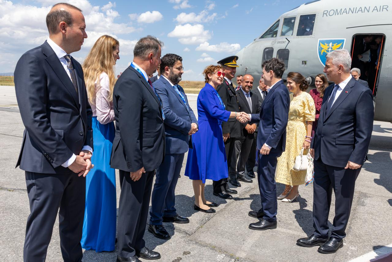 nicusor-dan-a-aterizat-la-ankara.-presedintele-si-partenera-sa,-mirabela-gradinaru,-au-fost-intampinati-de-o-delegatie-a-turciei