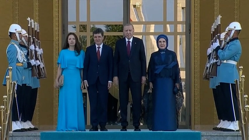 primele-imagini-cu-nicusor-dan-si-mirabela-gradinaru-la-momentul-primirii-la-dineul-oficial-organizat-de-presedintele-turciei-recep-erdogan-si-prima-doamna-emine-erdogan