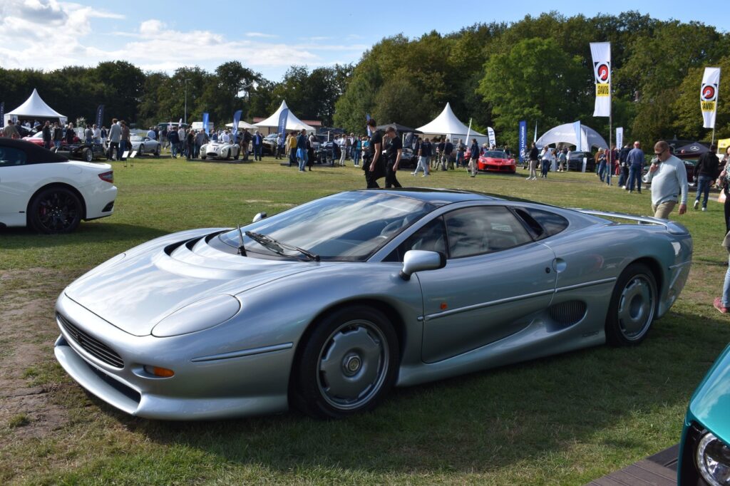 tatal-lui-lewis-hamilton-a-scos-la-vanzare-27-de-masini-pentru-3500.000-de-euro
