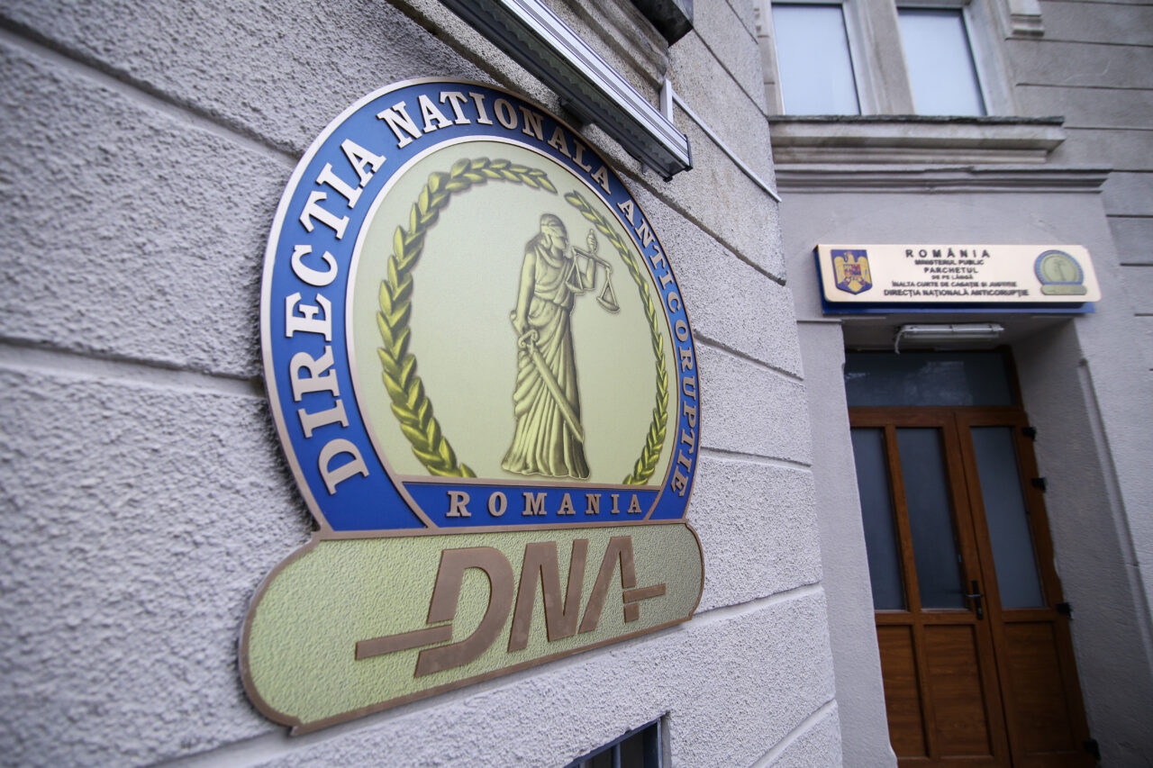 profesoara-din-suceava,-prinsa-de-dna-ca-vindea-diplome-false-de-bac-si-licenta-cu-500-de-euro.-femeia-a-recunoscut-totul