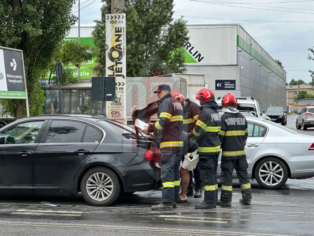 accident-pe-bulevardul-tudor-vladimirescu-din-iasi.-patru-persoane,-dintre-care-doi-copii,-au-fost-ranite-dupa-ce-un-bmw-si-o-dacia-s-au-izbit