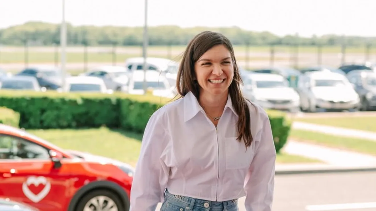 simona-halep-are-un-sponsor-nou-si-a-filmat-reclama-in-motorul-unui-avion!